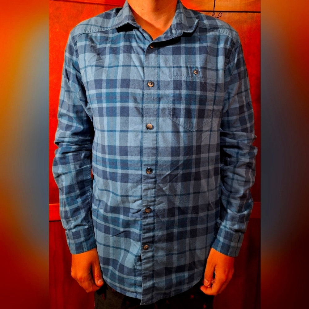 🦏UNDER ARMOUR blue plaid button-down shirt. Size M